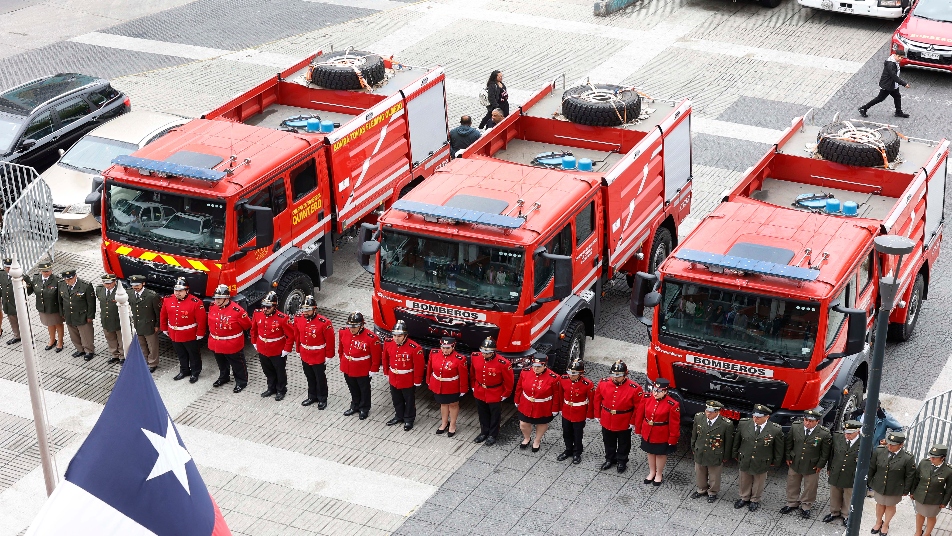 Bomberos de Valparaíso recibieron tres nuevas unidades de material mayor